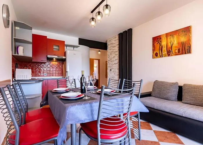 In With Balcony, Air Conditioning, Wifi 4738-4 Apartment